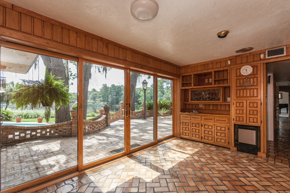Esempio di un'ampia veranda mediterranea con pavimento con piastrelle in ceramica, soffitto classico e pavimento marrone