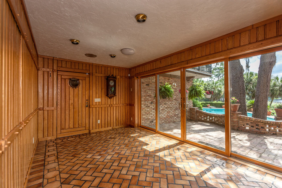 Esempio di un'ampia veranda mediterranea con pavimento con piastrelle in ceramica, soffitto classico e pavimento marrone