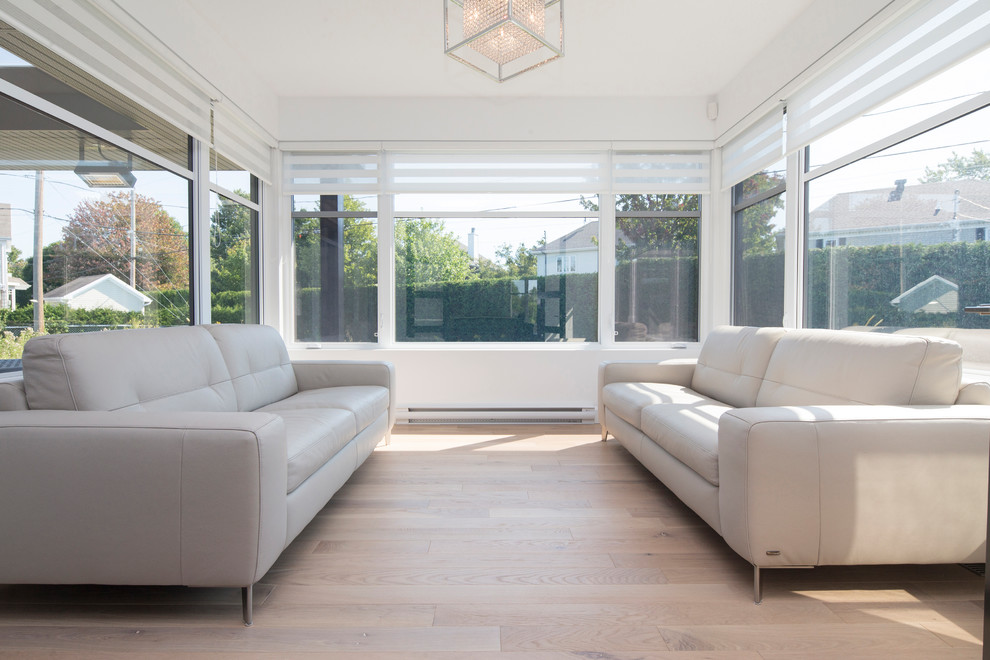 Ispirazione per una veranda con pavimento in legno massello medio, soffitto classico e pavimento bianco