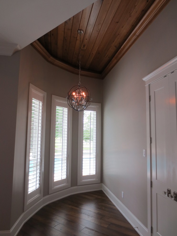 Esempio di una piccola veranda minimalista con pavimento in legno massello medio, lucernario e pavimento marrone