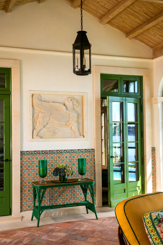 Ispirazione per una grande veranda mediterranea con pavimento in cemento, camino classico, soffitto classico e pavimento beige