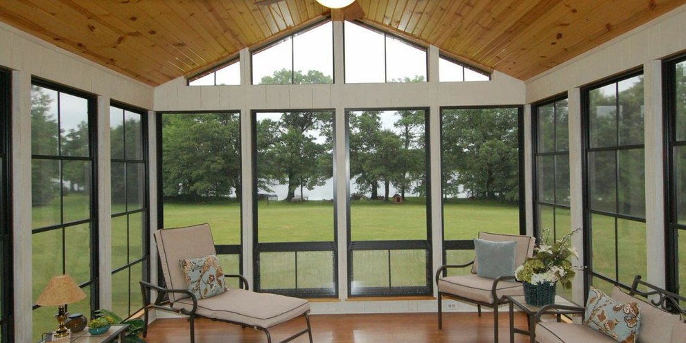 Foto di una veranda minimalista di medie dimensioni con parquet chiaro, nessun camino, soffitto classico e pavimento marrone