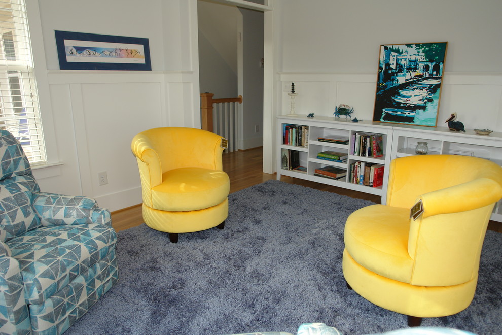 ローリーにあるお手頃価格の小さなトラディショナルスタイルのおしゃれなサンルーム (淡色無垢フローリング、標準型天井、黄色い床) の写真