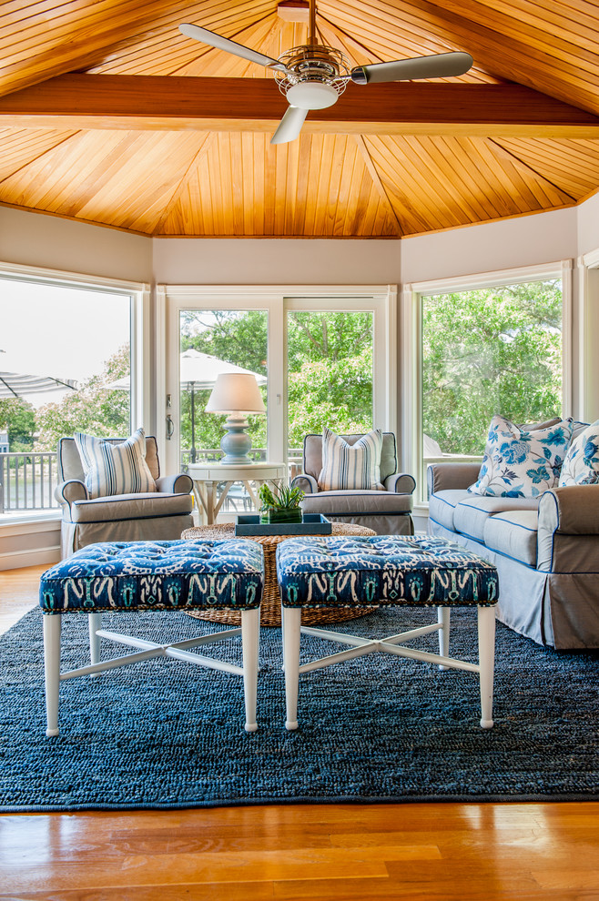 Esempio di una veranda costiera con pavimento in legno massello medio e soffitto classico