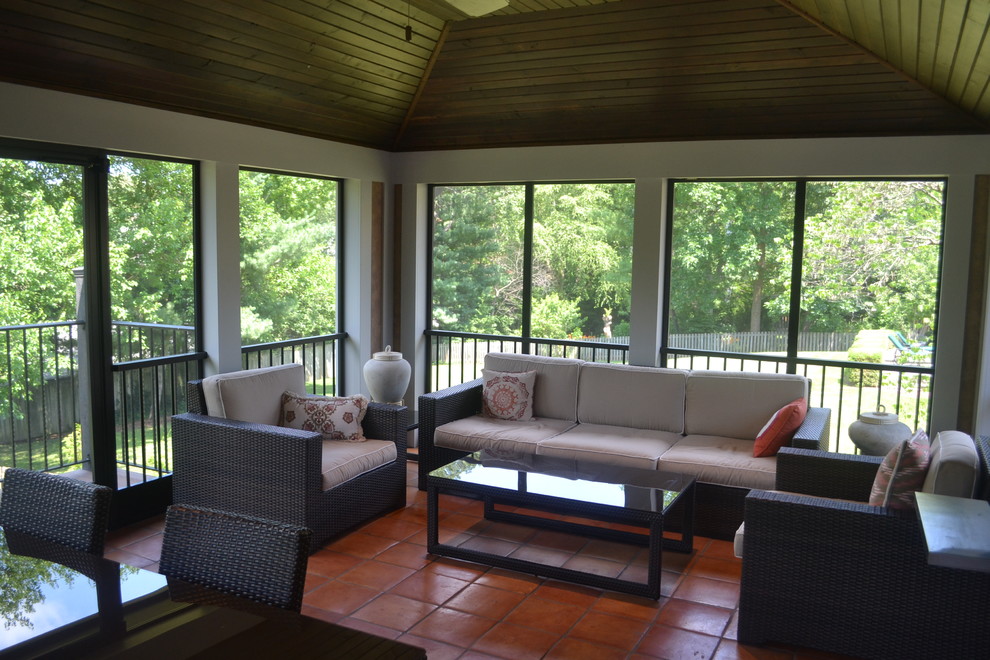 Esempio di una grande veranda classica con nessun camino, soffitto classico e pavimento con piastrelle in ceramica