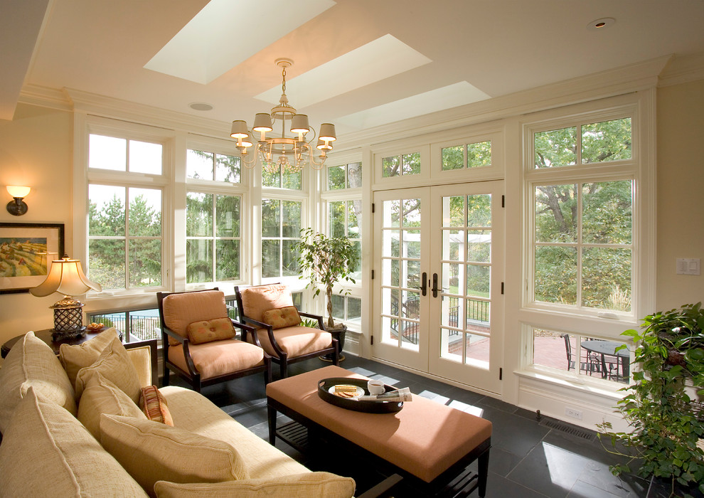 Immagine di una veranda classica di medie dimensioni con pavimento in ardesia, nessun camino, soffitto classico e pavimento grigio