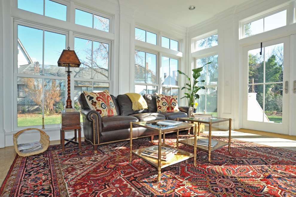 ワシントンD.C.にあるトラディショナルスタイルのおしゃれなサンルーム (淡色無垢フローリング、標準型天井、ベージュの床) の写真