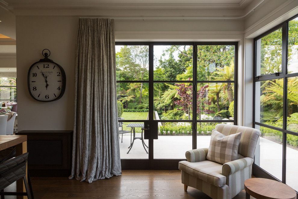 Cette image montre une véranda minimaliste avec parquet foncé, un plafond standard et un sol marron.