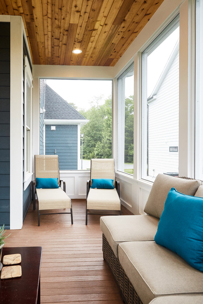 Ispirazione per una veranda stile americano di medie dimensioni con pavimento in legno massello medio, soffitto classico e pavimento marrone