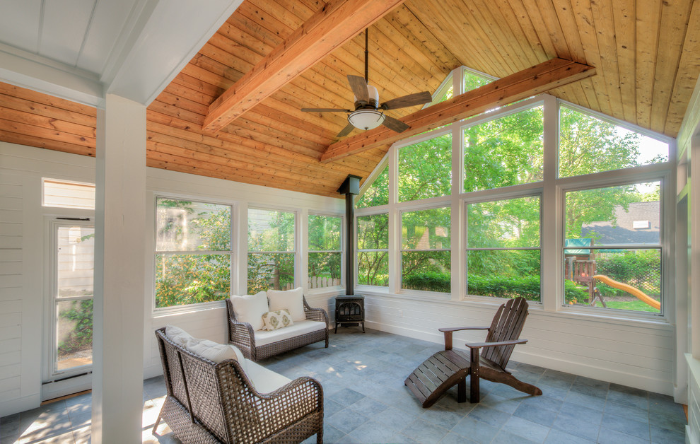 Esempio di una veranda classica di medie dimensioni con pavimento in gres porcellanato, stufa a legna e soffitto classico