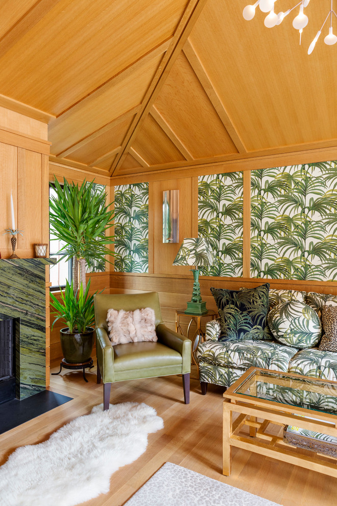 Esempio di una veranda tropicale di medie dimensioni con parquet chiaro, camino classico, cornice del camino in pietra e soffitto classico