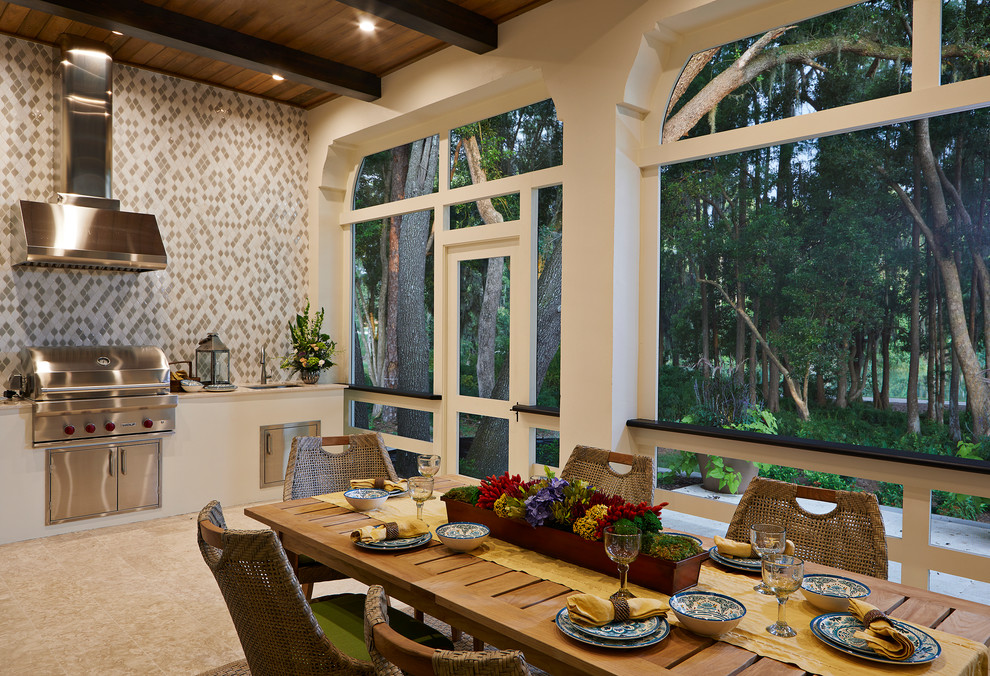 Ispirazione per una grande veranda mediterranea con pavimento con piastrelle in ceramica, soffitto classico e pavimento beige