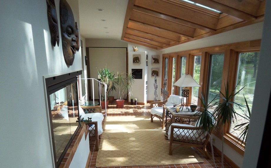 This is an example of a contemporary conservatory in Milwaukee.