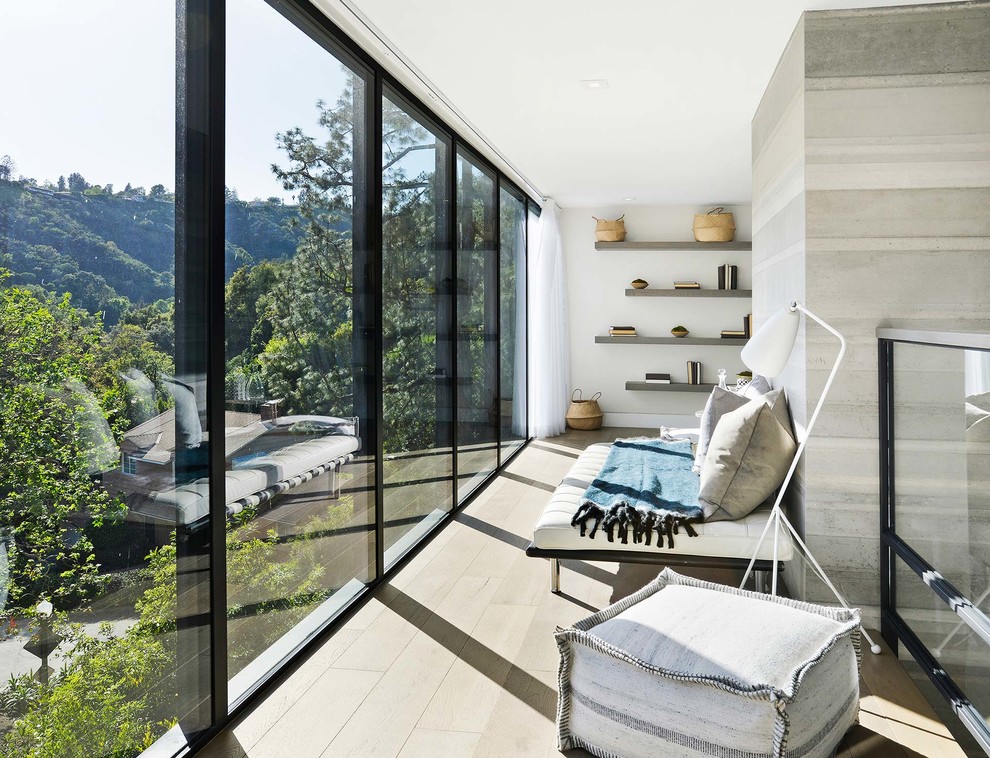 Esempio di una veranda minimal con parquet chiaro, soffitto classico e pavimento beige