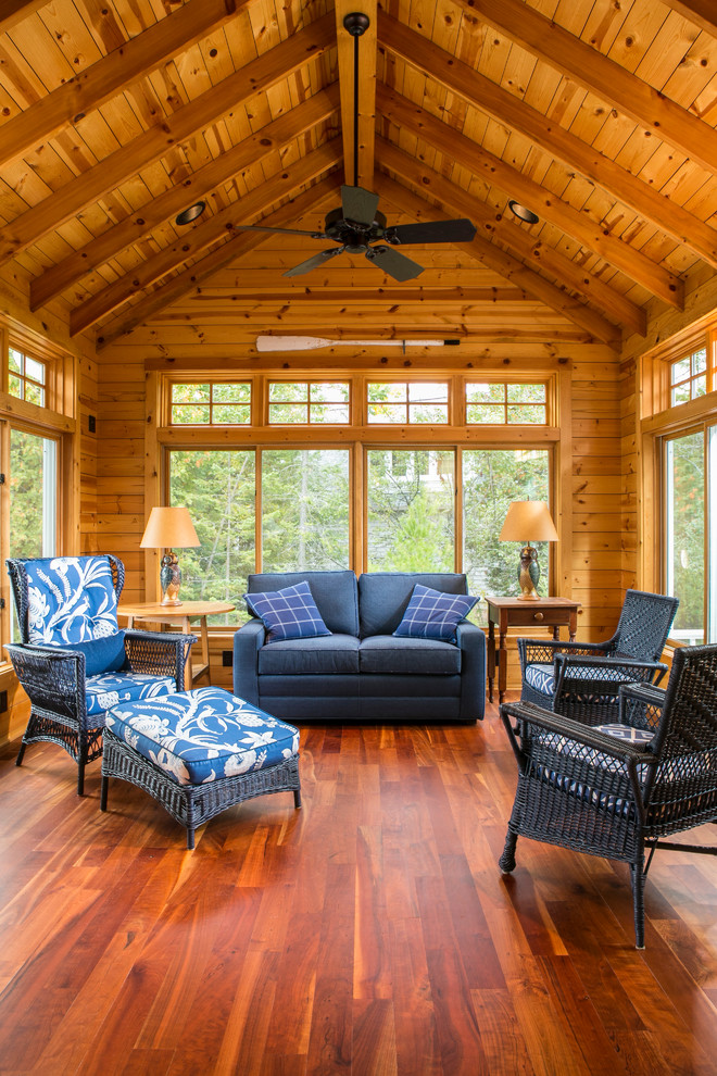 Foto di una veranda stile americano di medie dimensioni con pavimento in legno massello medio, nessun camino, soffitto classico e pavimento marrone