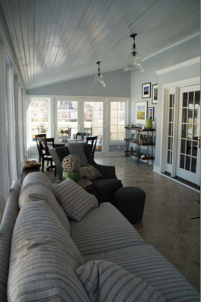 Immagine di una veranda classica di medie dimensioni con pavimento con piastrelle in ceramica, nessun camino e soffitto classico