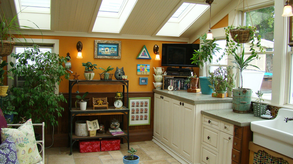 Idéer för ett litet lantligt uterum, med travertin golv, takfönster och flerfärgat golv