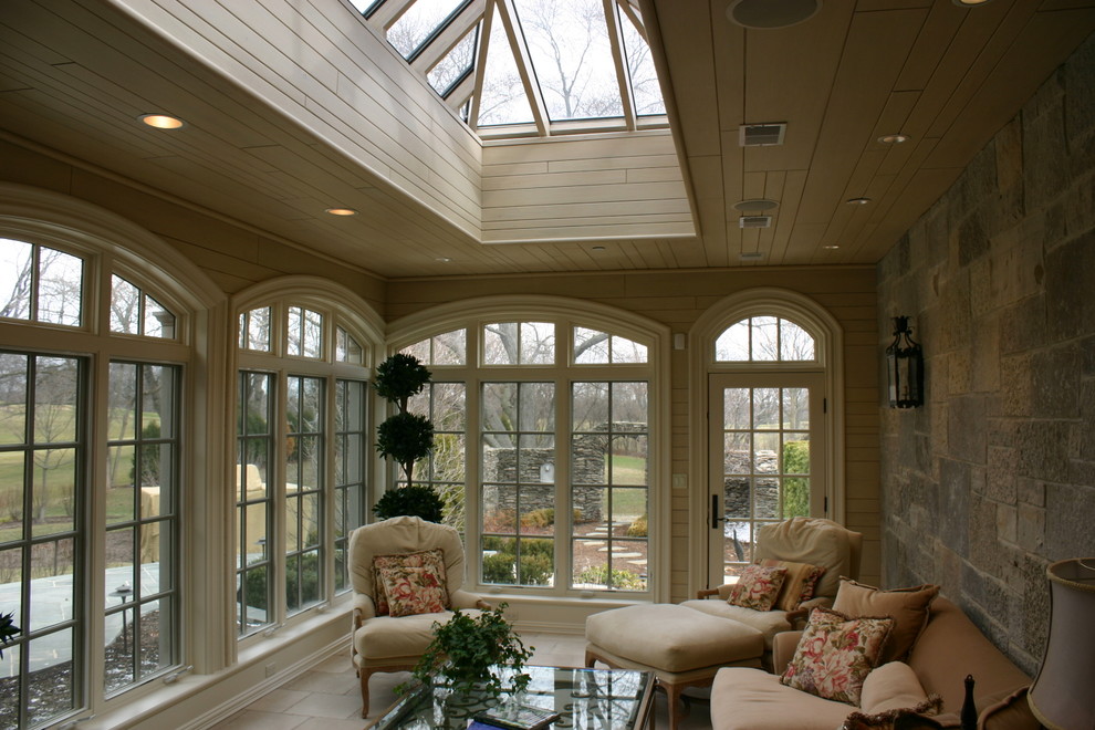 Inspiration för mellanstora klassiska uterum, med kalkstensgolv, takfönster och beiget golv