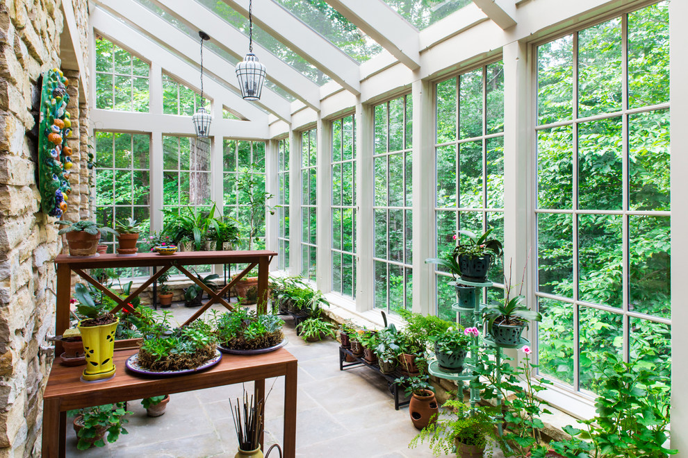 Esempio di una veranda classica con soffitto in vetro
