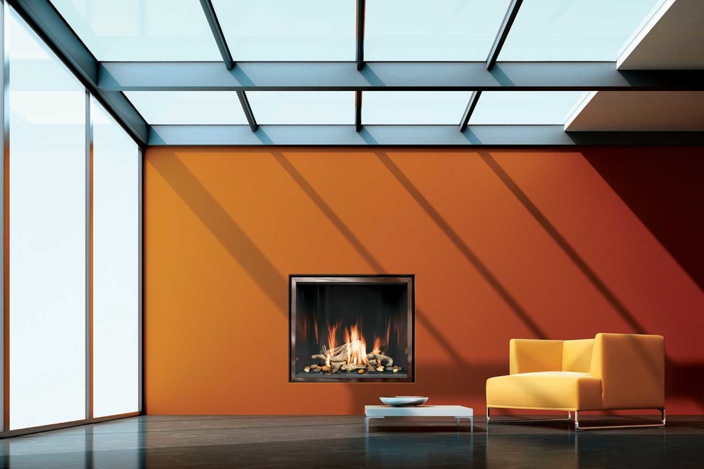 Imagen de galería minimalista de tamaño medio sin chimenea con marco de chimenea de yeso y techo de vidrio