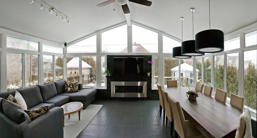 Источник вдохновения для домашнего уюта: большая терраса в стиле модернизм с полом из керамической плитки, стандартным камином, фасадом камина из металла и стандартным потолком