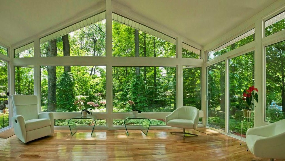 Immagine di una grande veranda contemporanea con parquet chiaro, nessun camino e soffitto classico