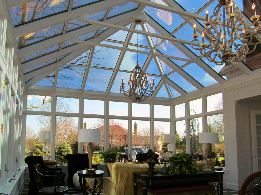 Стильный дизайн: огромная терраса в современном стиле с мраморным полом и стеклянным потолком без камина - последний тренд