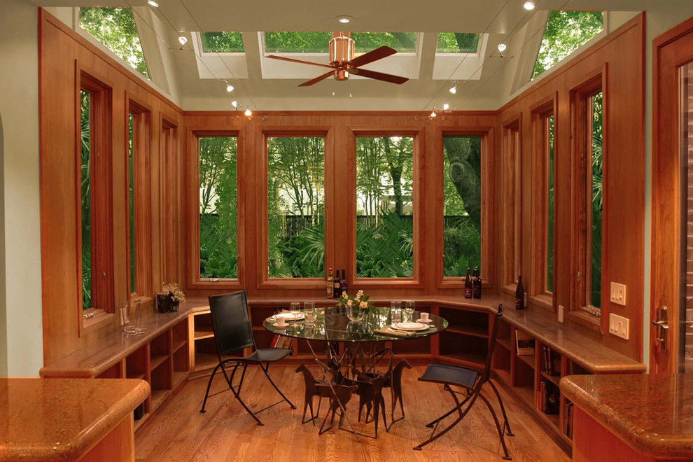 Imagen de galería contemporánea sin chimenea con suelo de madera en tonos medios y techo con claraboya