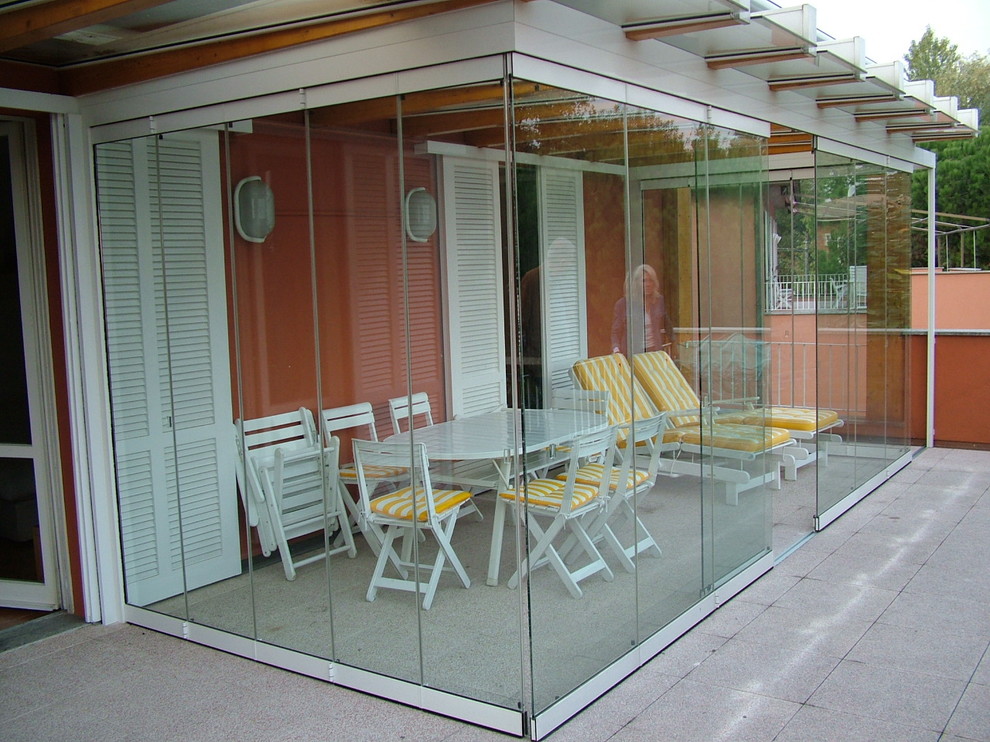 Exempel på ett mellanstort modernt uterum, med betonggolv och glastak
