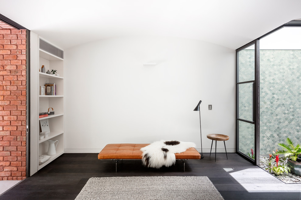 Idee per una veranda minimal con parquet scuro, pavimento nero e soffitto classico