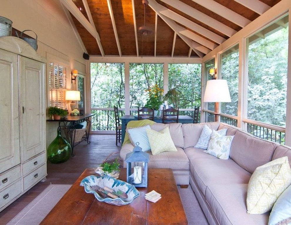 Immagine di una veranda tradizionale di medie dimensioni con parquet chiaro e soffitto classico
