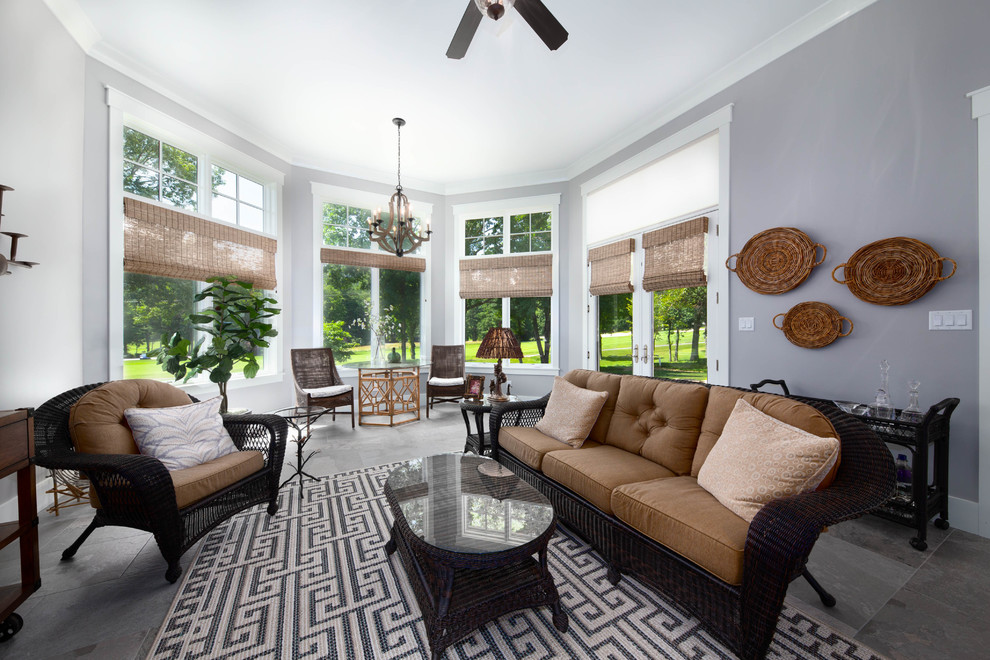 Esempio di un'ampia veranda stile americano con pavimento con piastrelle in ceramica, soffitto classico e pavimento grigio
