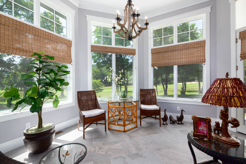 Foto di un'ampia veranda stile americano con pavimento con piastrelle in ceramica, soffitto classico e pavimento grigio