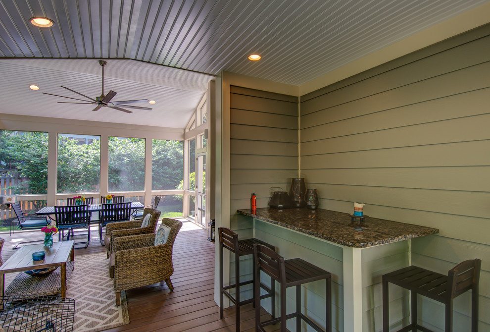 Foto di una veranda tradizionale di medie dimensioni con parquet scuro, nessun camino, soffitto classico e pavimento marrone