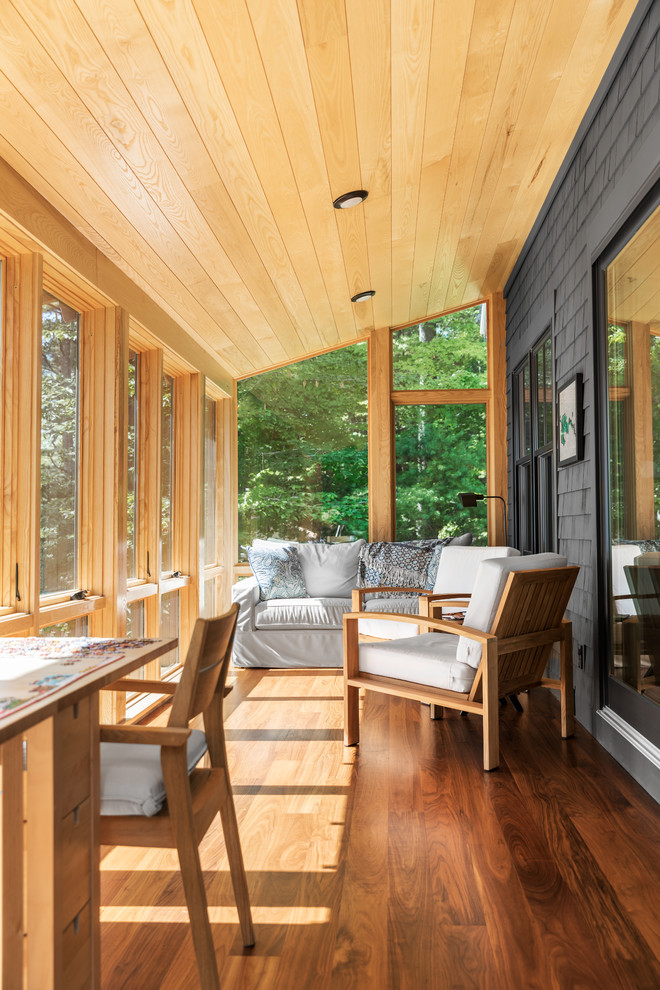 Idee per una veranda stile marino di medie dimensioni con pavimento in legno massello medio e pavimento marrone