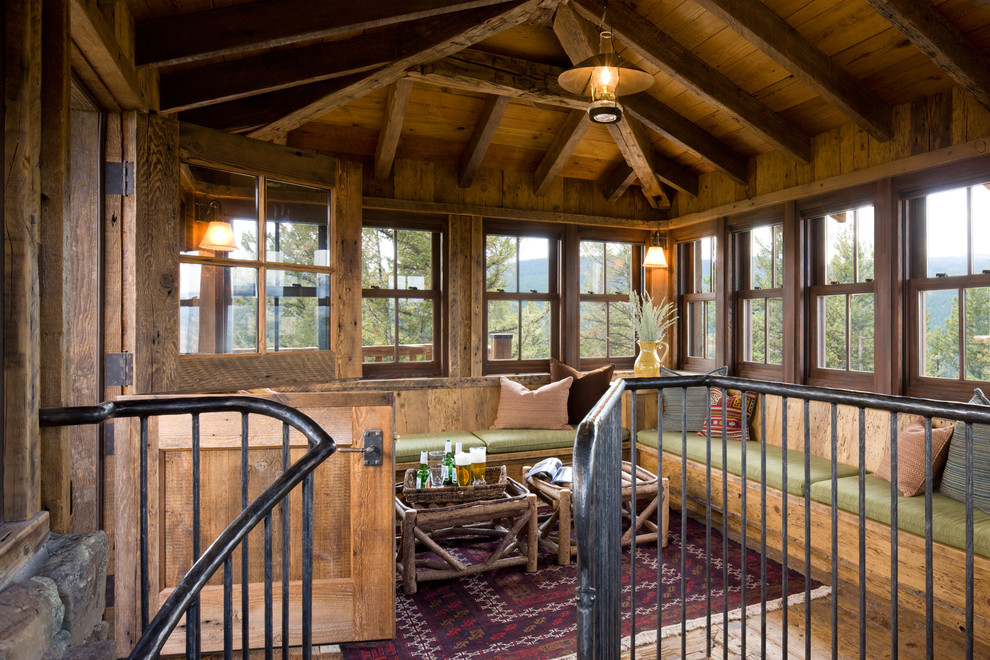 Esempio di una veranda stile rurale con pavimento in legno massello medio, nessun camino, soffitto classico e pavimento marrone
