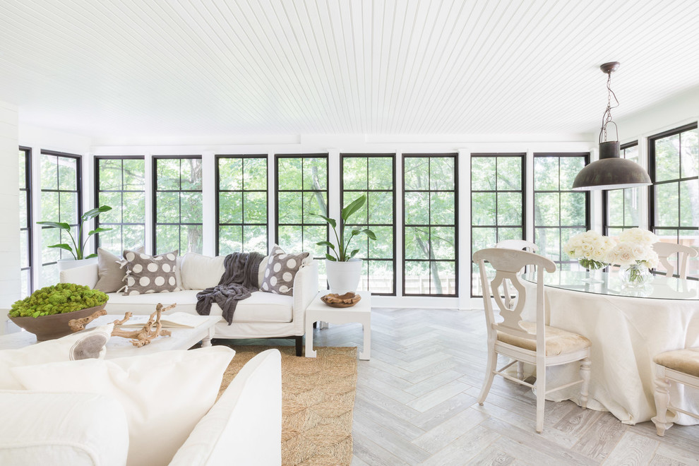 Immagine di una veranda chic di medie dimensioni con pavimento in gres porcellanato, soffitto classico, pavimento grigio, camino classico e cornice del camino in metallo
