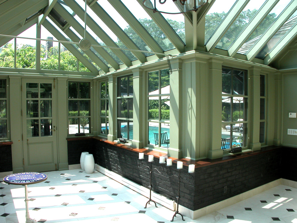 Idee per una veranda chic di medie dimensioni con pavimento con piastrelle in ceramica, soffitto in vetro e pavimento bianco