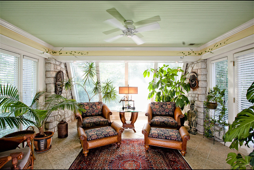 Foto di una piccola veranda classica con pavimento con piastrelle in ceramica e soffitto classico