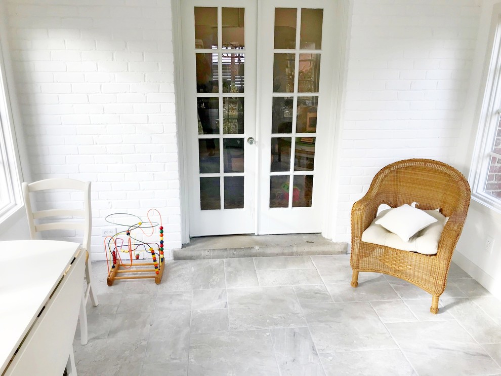Ispirazione per una grande veranda classica con pavimento con piastrelle in ceramica e pavimento grigio