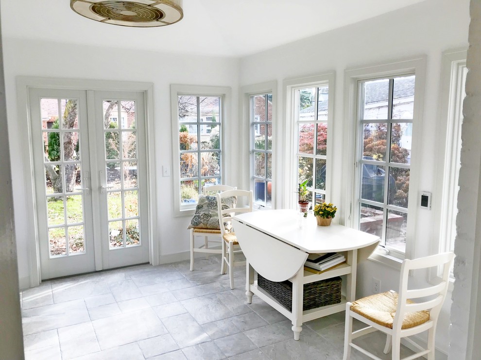 Immagine di una grande veranda chic con pavimento con piastrelle in ceramica e pavimento grigio