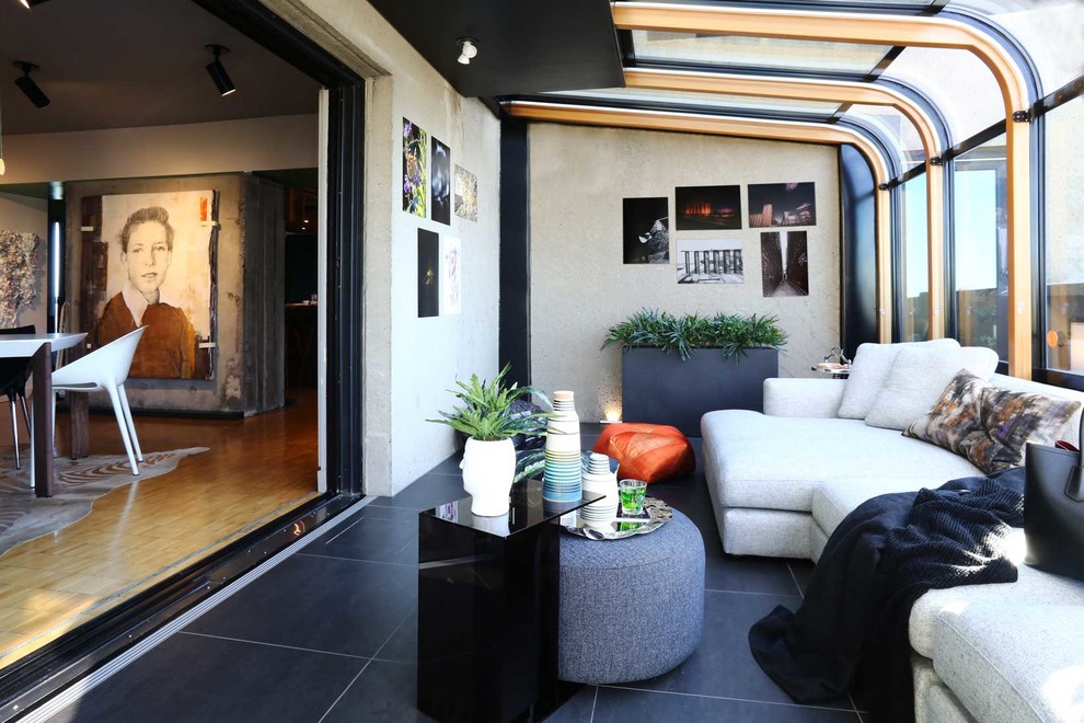 Foto di una veranda design di medie dimensioni con pavimento in gres porcellanato, nessun camino, soffitto in vetro e pavimento nero