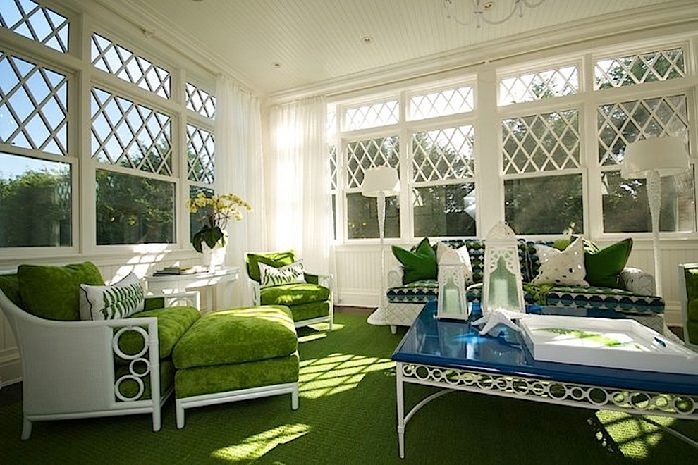 Immagine di una veranda tradizionale di medie dimensioni con parquet scuro, soffitto classico e pavimento verde