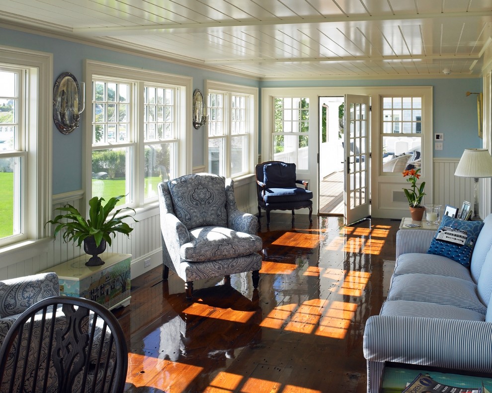 Foto di una veranda stile marinaro di medie dimensioni con pavimento in legno massello medio, nessun camino, soffitto classico e pavimento marrone