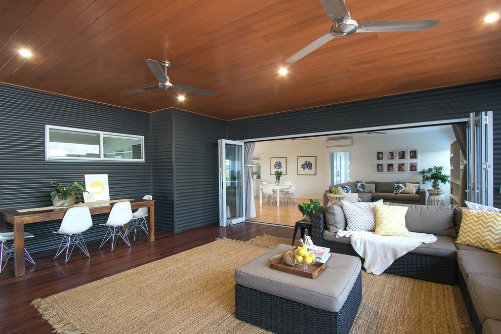 Foto di una grande veranda stile marino con pavimento in legno massello medio