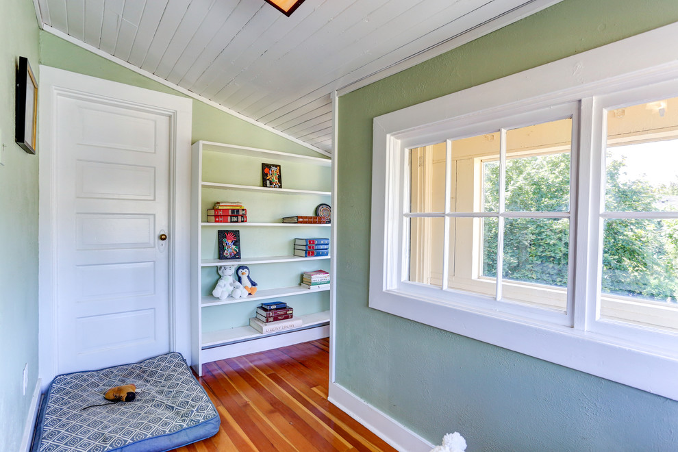 Foto di una piccola veranda boho chic con parquet chiaro e soffitto classico