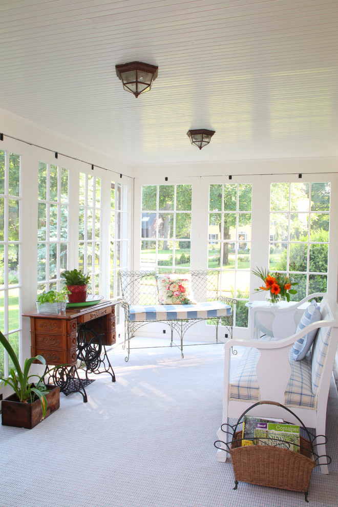 Idee per una veranda chic di medie dimensioni con moquette, soffitto classico, pavimento bianco e nessun camino