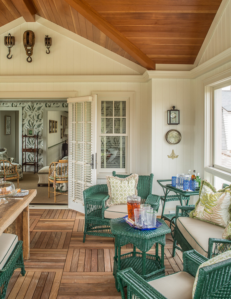 Foto di una grande veranda classica con pavimento in legno massello medio, soffitto classico e pavimento marrone