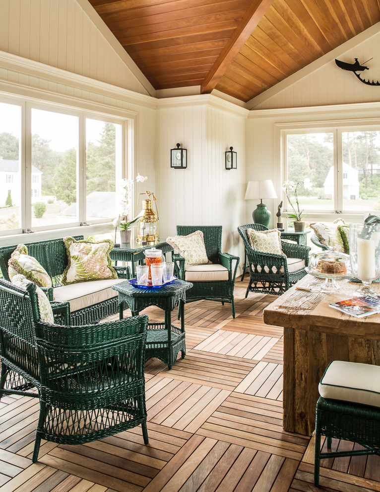 Foto di una grande veranda chic con pavimento in legno massello medio, soffitto classico e pavimento marrone