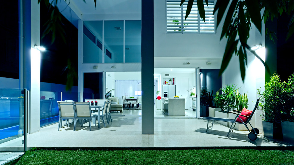 Ispirazione per una veranda contemporanea con pavimento in cemento